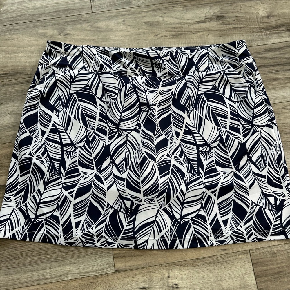 Coral Bay Golf Skort Women’s Skirt in a Leaf Print Activewear Navy and White XL